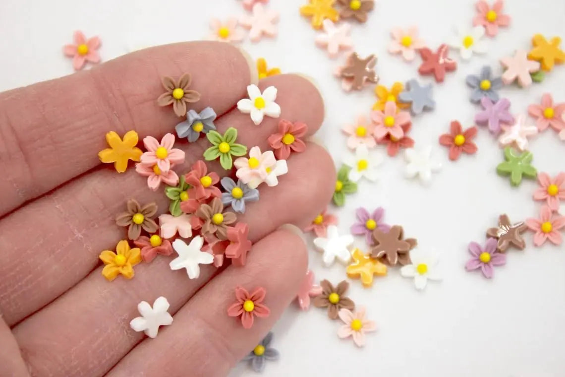 Micro Resin Daisy Blooms Dollhouse Miniature Polyresin Flowers Terrarium Fairy Garden Dollhouse Terrarium Zen Garden Fairy Garden (50 PCS)