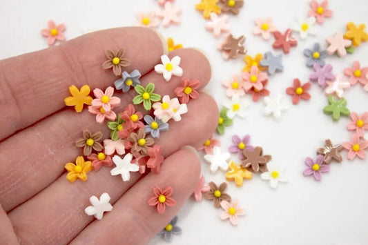 Micro Resin Daisy Blooms Dollhouse Miniature Polyresin Flowers Terrarium Fairy Garden Dollhouse Terrarium Zen Garden Fairy Garden (50 PCS)